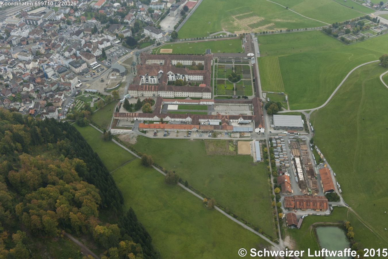 Benediktinerkloster und Stifts-Schule Einsiedeln, Blick gegen W zum Dorf Einsiedeln